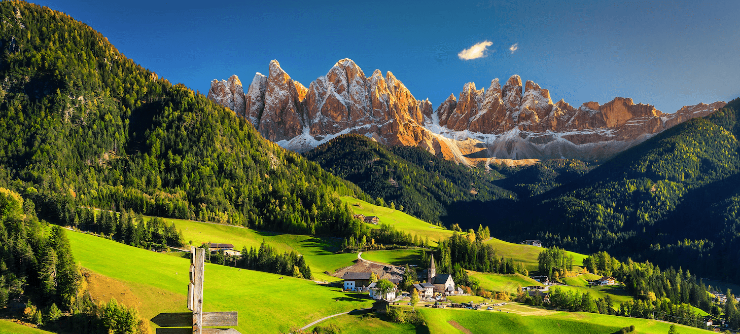 Dolomitas de fondo con un prado verde, cielo azul y un sendero - centre europeu