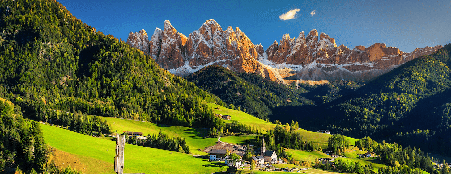 Dolomitas de fondo con un prado verde, cielo azul y un sendero - centre europeu