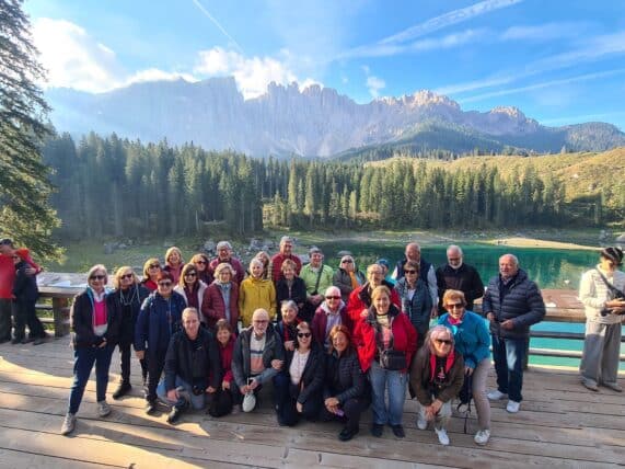 Grup Dolomites en un llac - subscriu-te a la newsletter - centre europeu