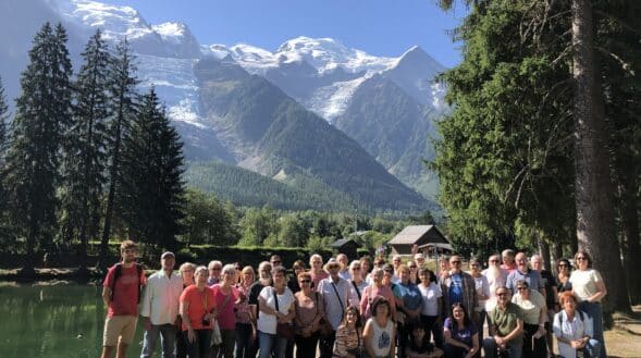 Grup de viatge organitzat de gent senior a les muntanyes de suïssa - centre europeu