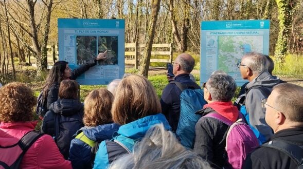 laura guia de natura explicant - Passejades en grup per a majors de 55 anys - centre europeu